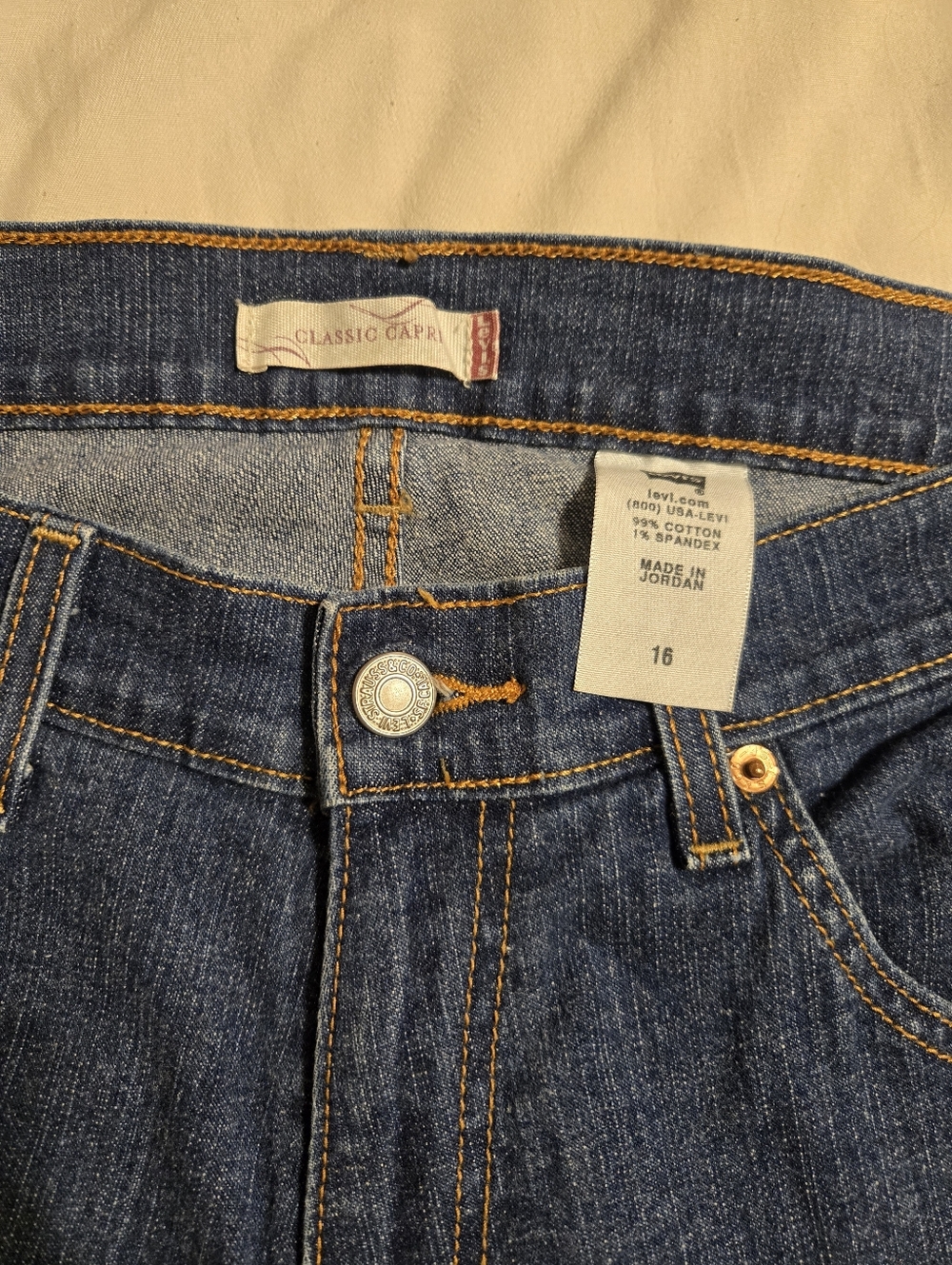 Levi’s Classic Capri Jeans Womens Size 16 Medium Wash Cropped Straight Leg Denim - Picture 4 of 4